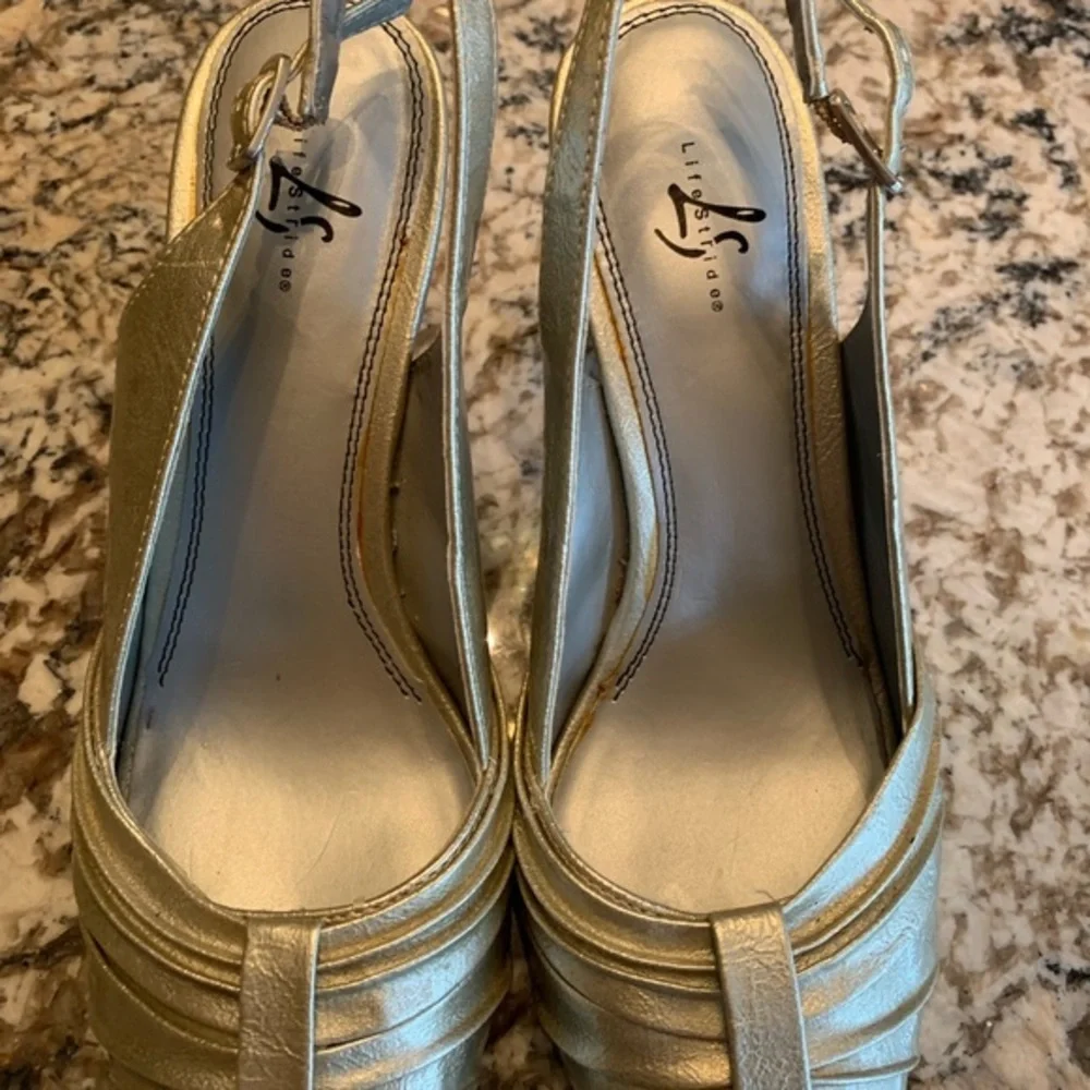 Lifestride Shoes Size 8 Goldtone Open Toed Sandals